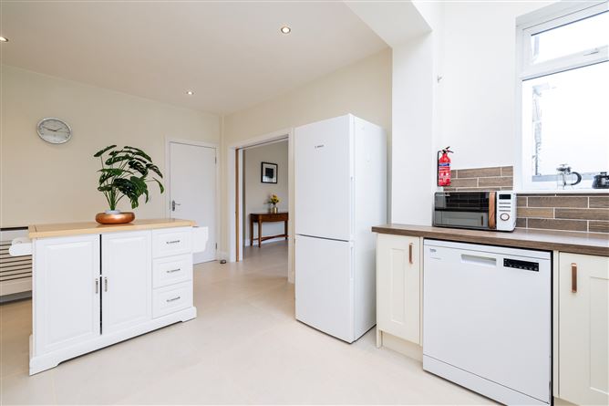 https://photos-a.propertyimages.ie/media/7/7/0/4999077/0a6872c3-e386-485e-8bf7-f3f6ec633862_l.jpg
