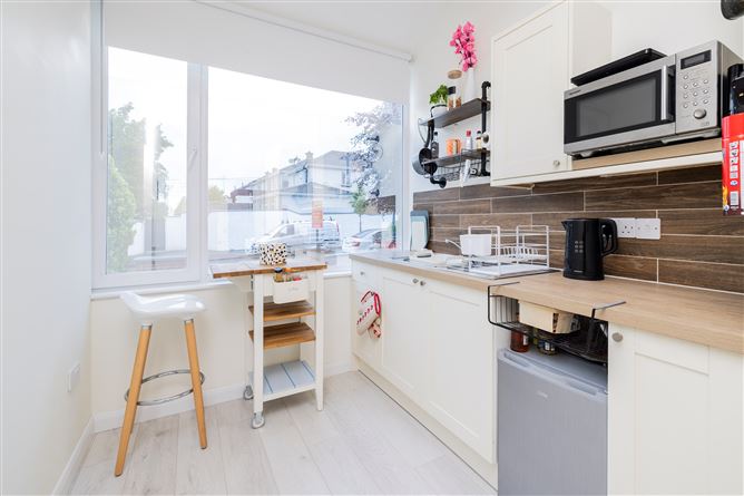 https://photos-a.propertyimages.ie/media/7/7/0/4999077/0a6872c3-e386-485e-8bf7-f3f6ec633862_l.jpg