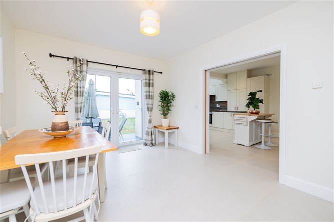 https://photos-a.propertyimages.ie/media/7/7/0/4999077/0a6872c3-e386-485e-8bf7-f3f6ec633862_l.jpg