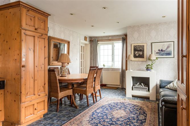 https://photos-a.propertyimages.ie/media/7/7/1/5004177/7c8baae8-6161-4ac0-bdcc-e18be6aeae2e_l.jpg