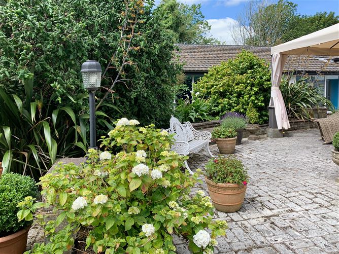 https://photos-a.propertyimages.ie/media/7/7/1/5004177/7c8baae8-6161-4ac0-bdcc-e18be6aeae2e_l.jpg