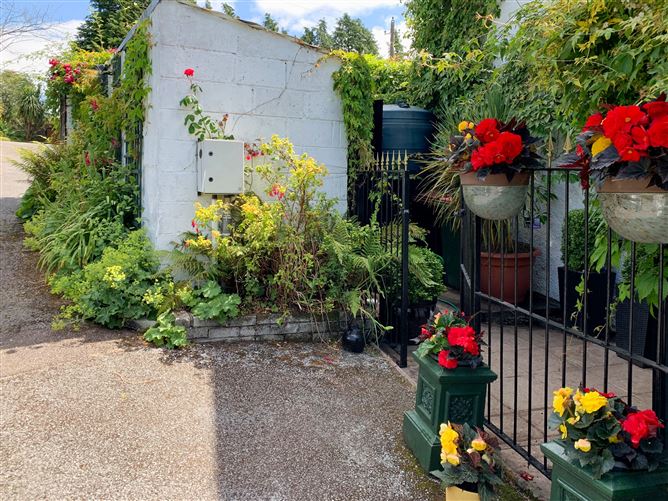 https://photos-a.propertyimages.ie/media/7/7/1/5004177/7c8baae8-6161-4ac0-bdcc-e18be6aeae2e_l.jpg
