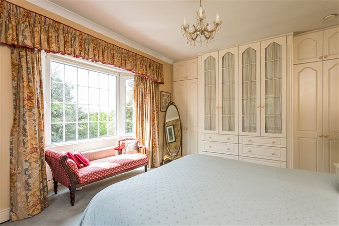 https://photos-a.propertyimages.ie/media/7/7/1/5004177/7c8baae8-6161-4ac0-bdcc-e18be6aeae2e_l.jpg
