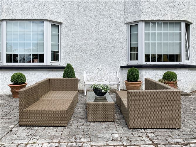 https://photos-a.propertyimages.ie/media/7/7/1/5004177/7c8baae8-6161-4ac0-bdcc-e18be6aeae2e_l.jpg