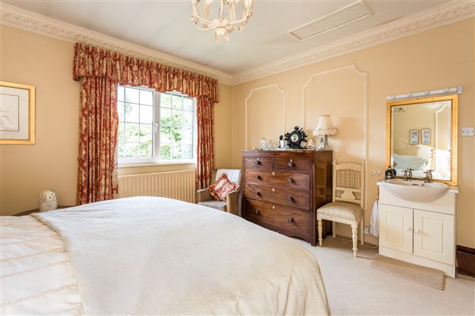 https://photos-a.propertyimages.ie/media/7/7/1/5004177/7c8baae8-6161-4ac0-bdcc-e18be6aeae2e_l.jpg
