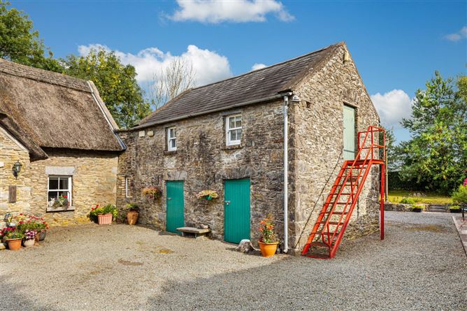 https://photos-a.propertyimages.ie/media/7/7/2/5021277/e8e4f8e2-1631-4ec2-ab9b-fb51b5b34c66_l.jpg