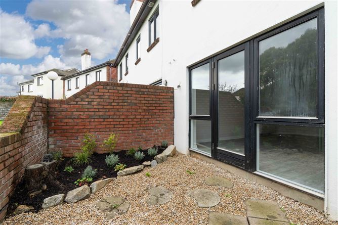 82 White Oaks, Roebuck Road, Clonskeagh,   Dublin 14