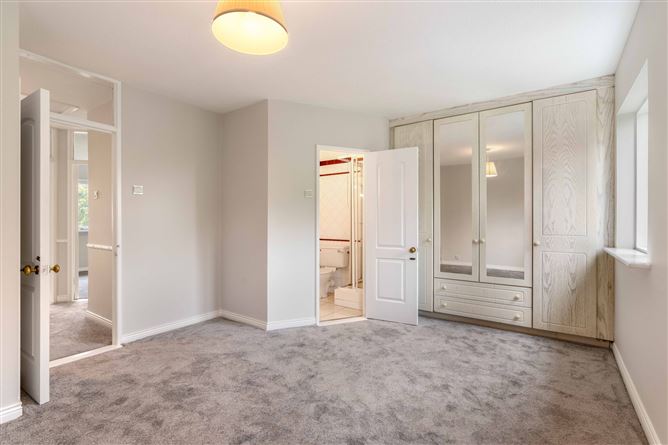 82 White Oaks, Roebuck Road, Clonskeagh,   Dublin 14