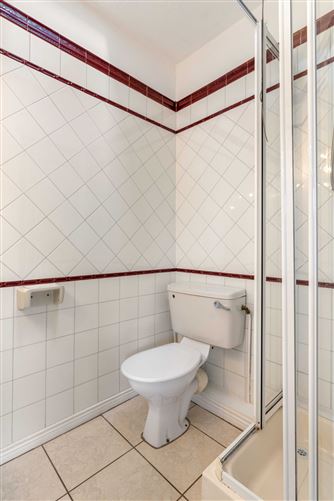 82 White Oaks, Roebuck Road, Clonskeagh,   Dublin 14