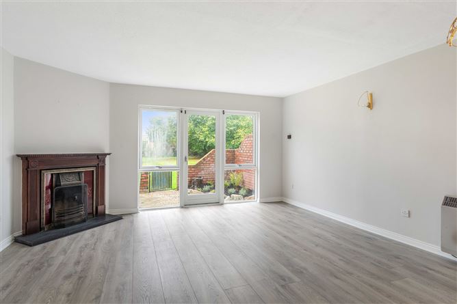82 White Oaks, Roebuck Road, Clonskeagh,   Dublin 14