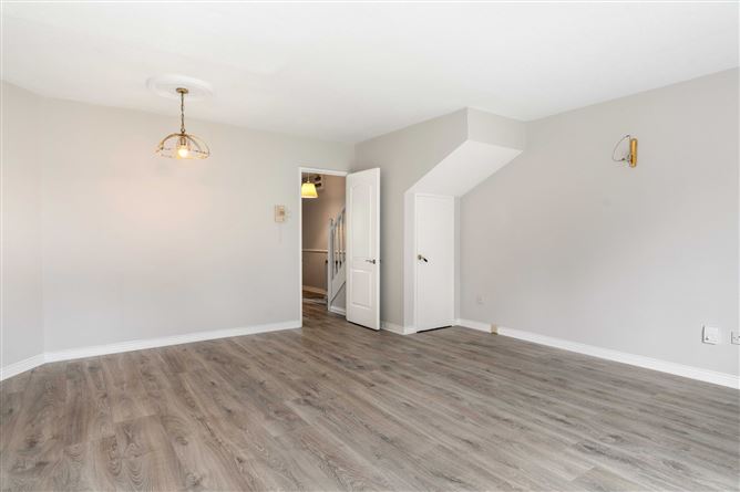 82 White Oaks, Roebuck Road, Clonskeagh,   Dublin 14