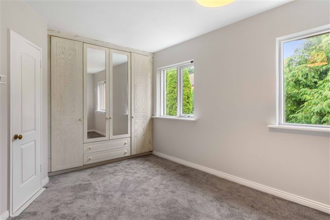 82 White Oaks, Roebuck Road, Clonskeagh,   Dublin 14
