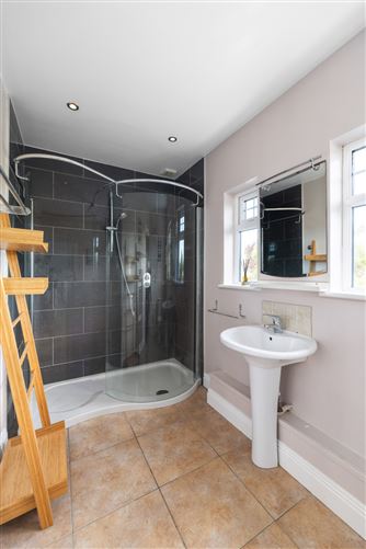 https://photos-a.propertyimages.ie/media/7/7/8/4935877/e2b5905f-7eda-4169-8080-f9ece9ef81b9_l.jpg