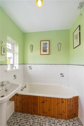 https://photos-a.propertyimages.ie/media/7/7/8/4935877/e2b5905f-7eda-4169-8080-f9ece9ef81b9_l.jpg