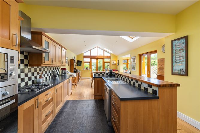 https://photos-a.propertyimages.ie/media/7/7/8/4935877/e2b5905f-7eda-4169-8080-f9ece9ef81b9_l.jpg