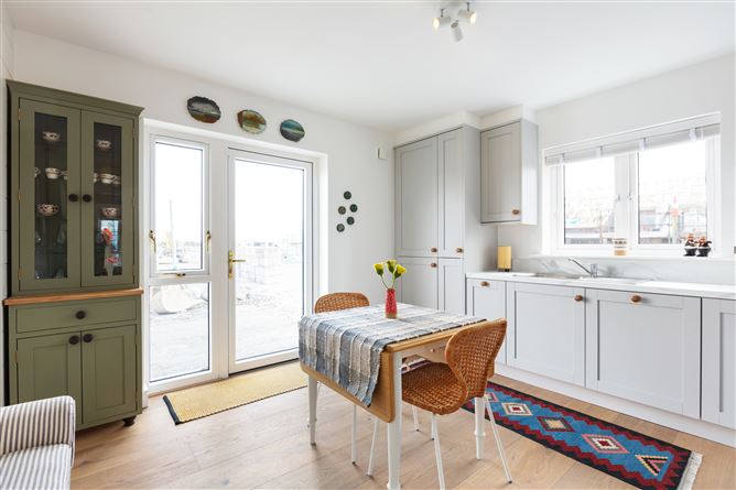 https://photos-a.propertyimages.ie/media/7/7/9/4835977/cd5ed021-bb40-4645-9938-4ddbc9f8ae1a_l.jpg