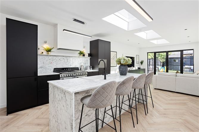 https://photos-a.propertyimages.ie/media/7/8/0/4940087/3d9fbb68-c6c2-4cd4-bcd1-9bec895d4b0c_l.jpg