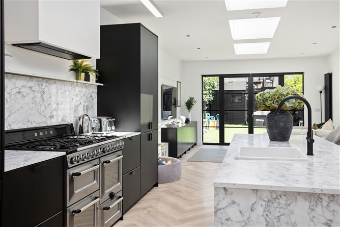 https://photos-a.propertyimages.ie/media/7/8/0/4940087/3d9fbb68-c6c2-4cd4-bcd1-9bec895d4b0c_l.jpg