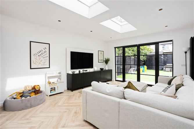 https://photos-a.propertyimages.ie/media/7/8/0/4940087/3d9fbb68-c6c2-4cd4-bcd1-9bec895d4b0c_l.jpg