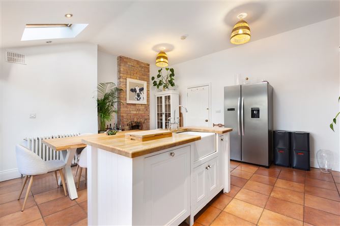 https://photos-a.propertyimages.ie/media/7/8/1/4956187/10ce8df3-581c-482c-949e-a2e5fc4a3354_l.jpg