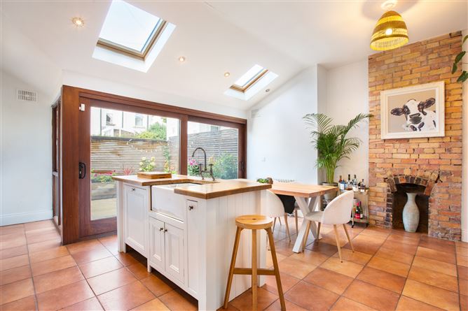 https://photos-a.propertyimages.ie/media/7/8/1/4956187/10ce8df3-581c-482c-949e-a2e5fc4a3354_l.jpg