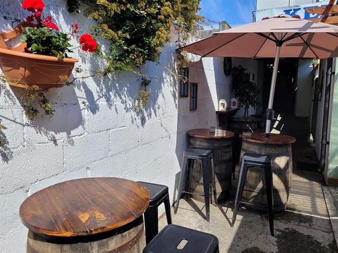 Kellys Bar & Restaurant, 26 Henry Street, Kilrush, Co. Clare