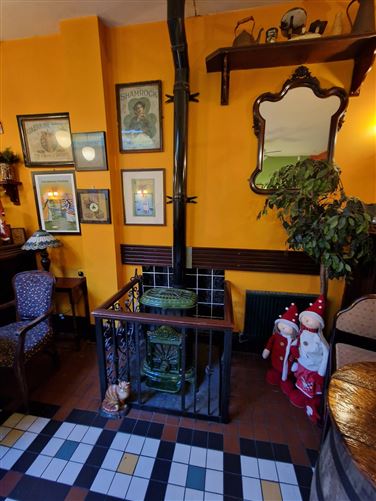 Kellys Bar & Restaurant, 26 Henry Street, Kilrush, Co. Clare