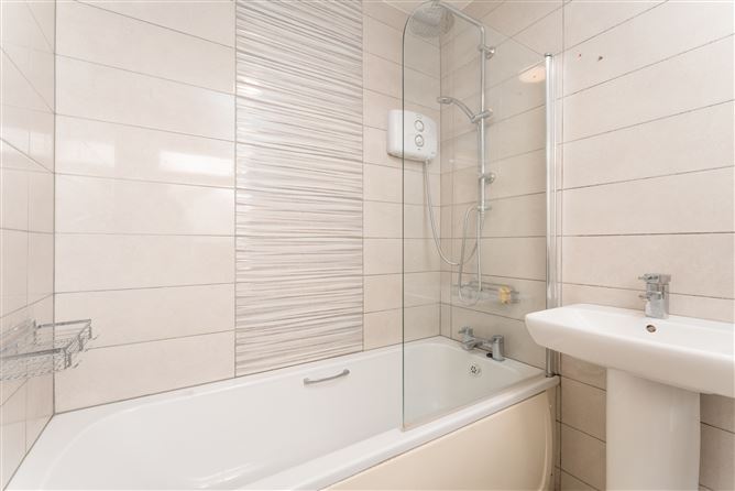 2 Oakview Close, Hartstown, Dublin 15