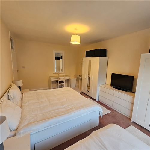 https://photos-a.propertyimages.ie/media/7/8/9/4929987/84bef086-b316-44e6-9dcd-55465c9dcb1e_l.jpg