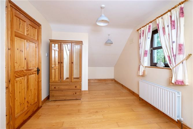 6 Oakwood View, St. Joseph's Road, Portumna