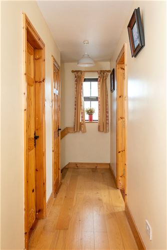 6 Oakwood View, St. Joseph's Road, Portumna