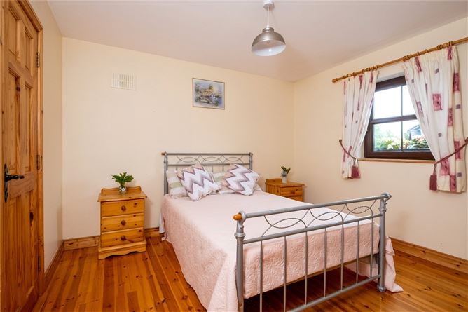 6 Oakwood View, St. Joseph's Road, Portumna