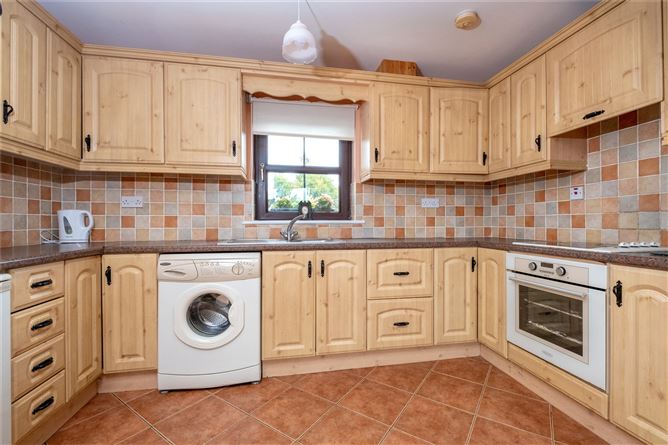6 Oakwood View, St. Joseph's Road, Portumna