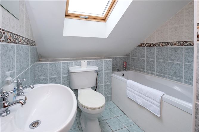 6 Oakwood View, St. Joseph's Road, Portumna