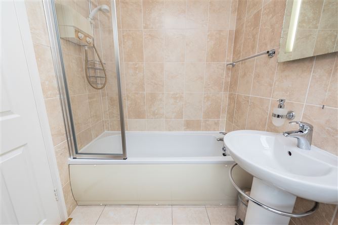 https://photos-a.propertyimages.ie/media/7/9/1/4952197/73228f2a-f1e3-41be-be4e-f14d3079ce37_l.jpg
