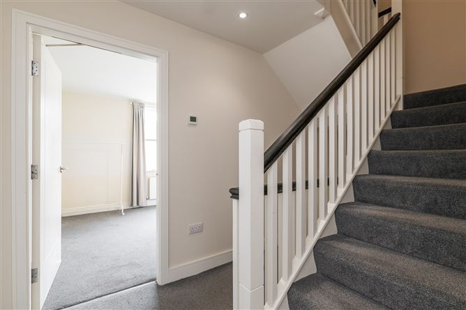52 Larkfield Heath, Leopardstown, Dublin 18