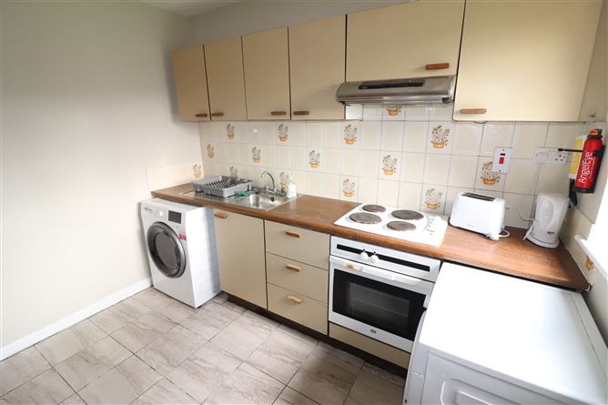 https://photos-a.propertyimages.ie/media/8/0/2/4960208/0724f060-bbc2-44ff-936b-975e1c26a9e2_l.jpg