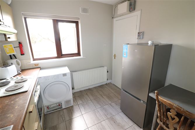 https://photos-a.propertyimages.ie/media/8/0/2/4960208/0724f060-bbc2-44ff-936b-975e1c26a9e2_l.jpg