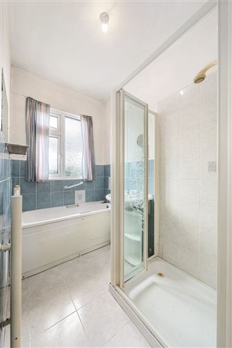 https://photos-a.propertyimages.ie/media/8/0/6/5001608/06629669-9a04-465c-bf67-2707c05f0490_l.jpg