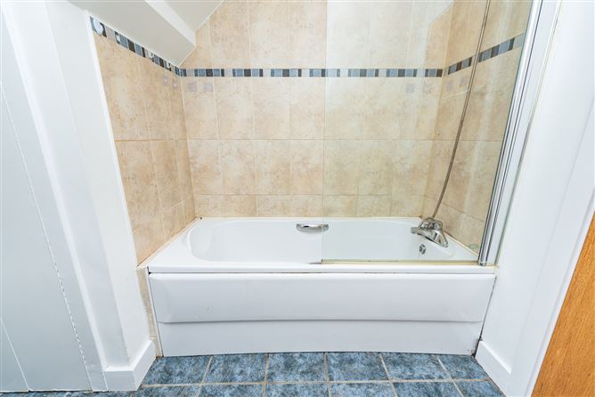 https://photos-a.propertyimages.ie/media/8/1/1/4959118/a90f7abe-0e38-40cc-a67e-465043613414_l.jpg