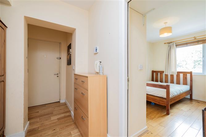 https://photos-a.propertyimages.ie/media/8/1/2/4949218/8d39d6c9-5ff5-46ff-bf9d-d3388a35edb3_l.jpg