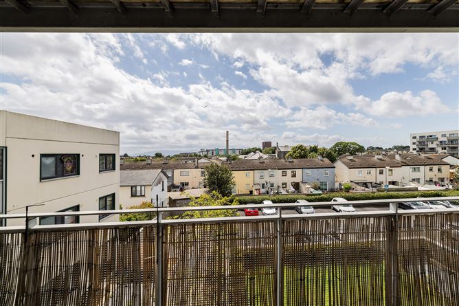 https://photos-a.propertyimages.ie/media/8/1/2/4949218/8d39d6c9-5ff5-46ff-bf9d-d3388a35edb3_l.jpg