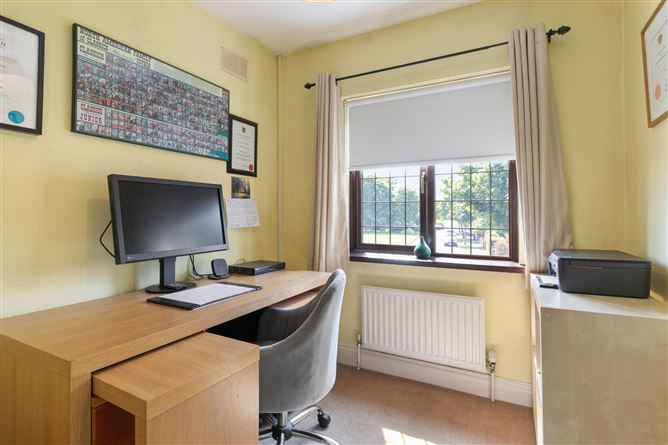https://photos-a.propertyimages.ie/media/8/1/5/4930518/9da844d3-b0ec-4867-b20e-2b181d325372_l.jpg