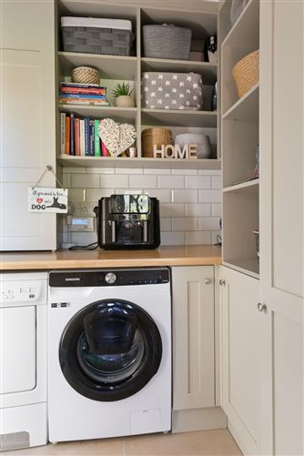 https://photos-a.propertyimages.ie/media/8/1/5/4930518/9da844d3-b0ec-4867-b20e-2b181d325372_l.jpg