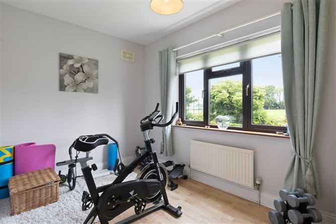 https://photos-a.propertyimages.ie/media/8/1/5/4930518/9da844d3-b0ec-4867-b20e-2b181d325372_l.jpg