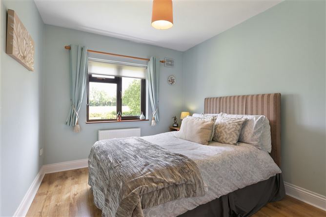 https://photos-a.propertyimages.ie/media/8/1/5/4930518/9da844d3-b0ec-4867-b20e-2b181d325372_l.jpg