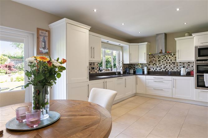 https://photos-a.propertyimages.ie/media/8/1/5/4930518/9da844d3-b0ec-4867-b20e-2b181d325372_l.jpg