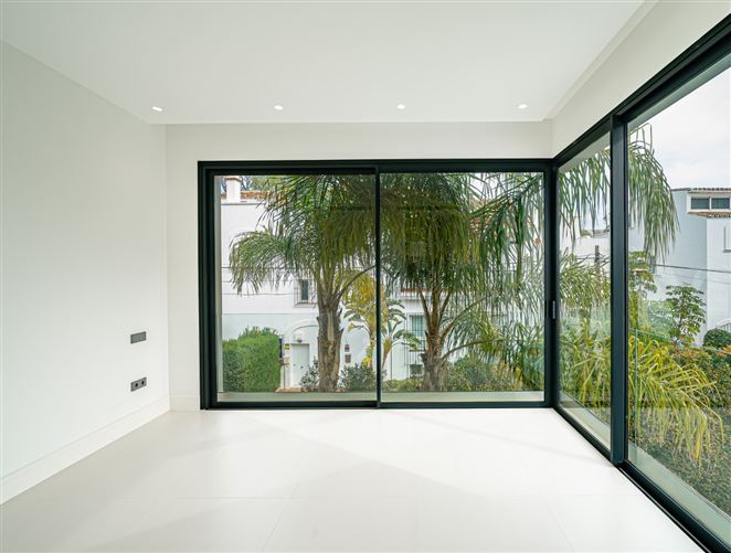 {name:Malaga, codeiso:MA}, Marbella, Marbella Golden Mile, Rio Verde, Spain - COSTA-01197P