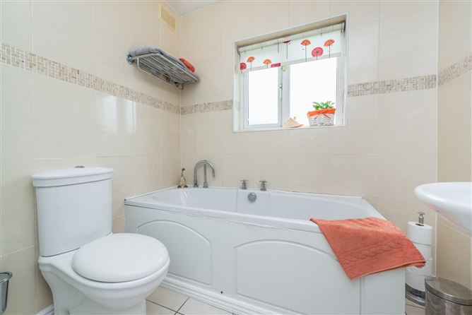 https://photos-a.propertyimages.ie/media/8/1/8/4946818/b424062f-fb15-4b0d-b20d-2fdfca59d38a_l.jpg