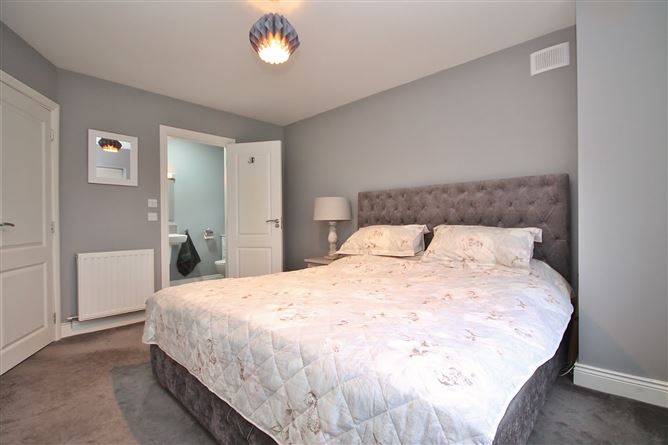 10 Dodderbrook Park, Ballycullen, D24